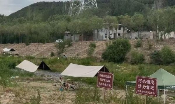优益配 济南玉符河畔，有人占用公共区域扎帐篷出租？水务部门回应