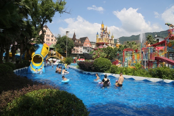 德邦国际 涪陵：高温天气来袭 水上乐园成消暑热门地
