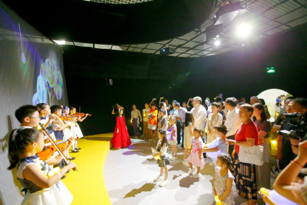 沪深优配 “抱抱之家：爱与被爱之旅”科技情感教育展精彩开幕！