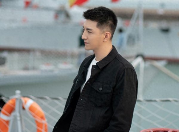 生讯网 娱乐圈太现实，曾经手握四部“爆剧”男主，如今低调地当“男三”