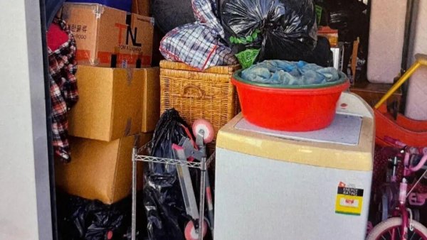 臻富配资 杀害儿女后，她精心打扮，从容逃往海外！新西兰夫妇买下她的“盲盒”，开箱瞬间崩溃